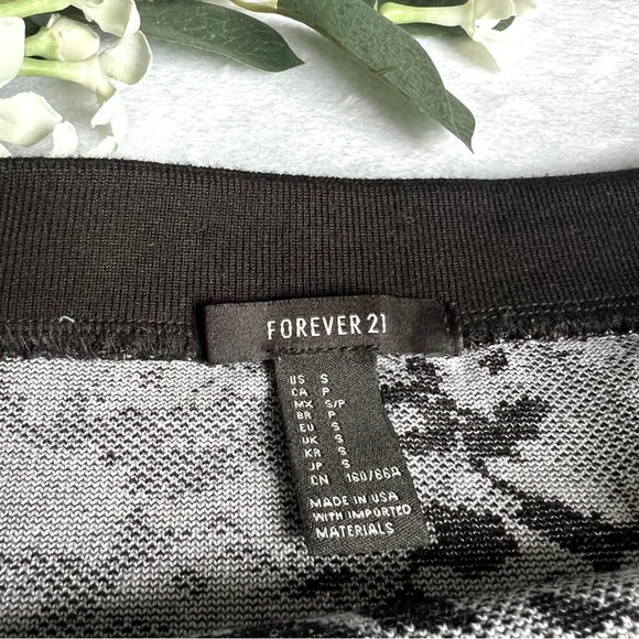 Forever 21 Sz Small Abstract Black & White Pencil Skirt - Picture 5 of 5